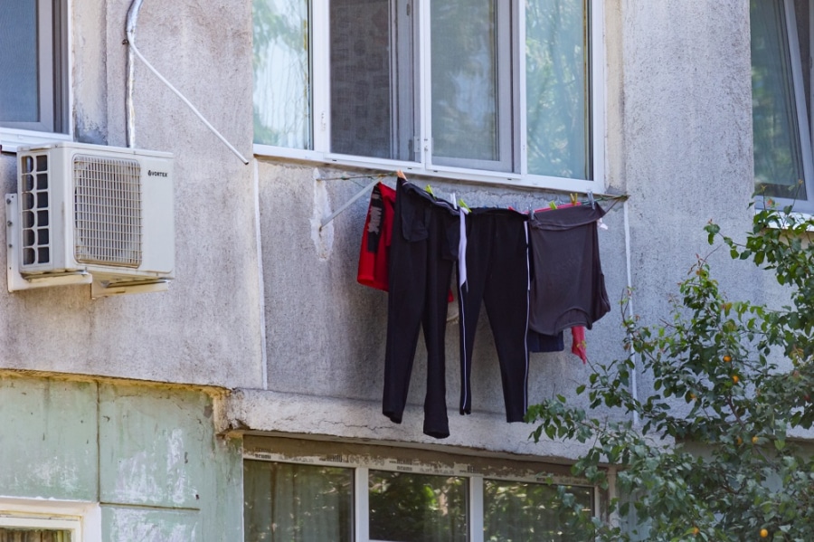 Zeci de constănțeni, amendați de Poliția Locală pentru că și-au uscat rufele în afara balconului