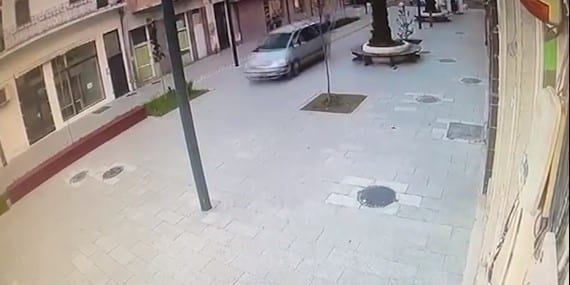 Șofer amendat după ce a circulat cu mașina pe pavelele de pe Ștefan cel Mare