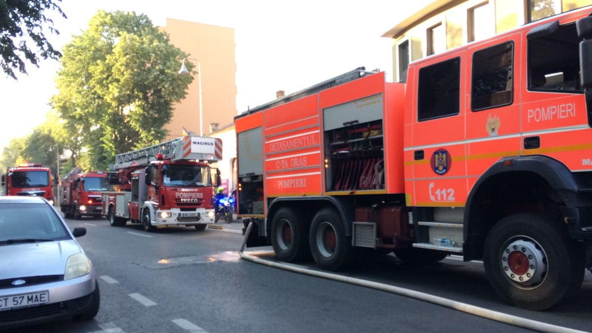 Incendiu la un apartament din Constanța: două persoane au fost evacuate de pompieri, alte șase s-au autoevacuat
