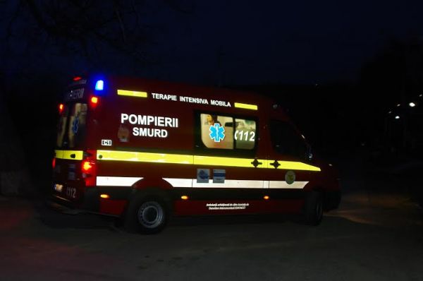 Femeie transportată la spital, după ce a fost lovită de o mașină, pe bulevardul I.C. Brătianu