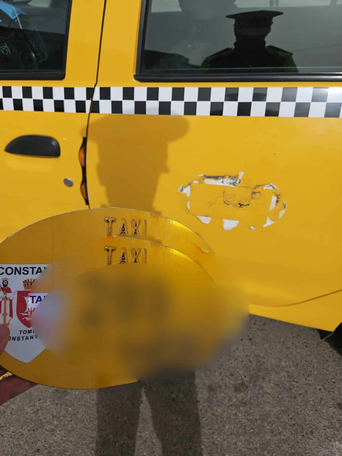 Taxi ilegal depistat de polițiști locali în zona Gara CFR