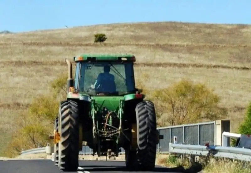 Tractoriști beți și fără permis, prinși de polițiști pe un drum din județul Constanța