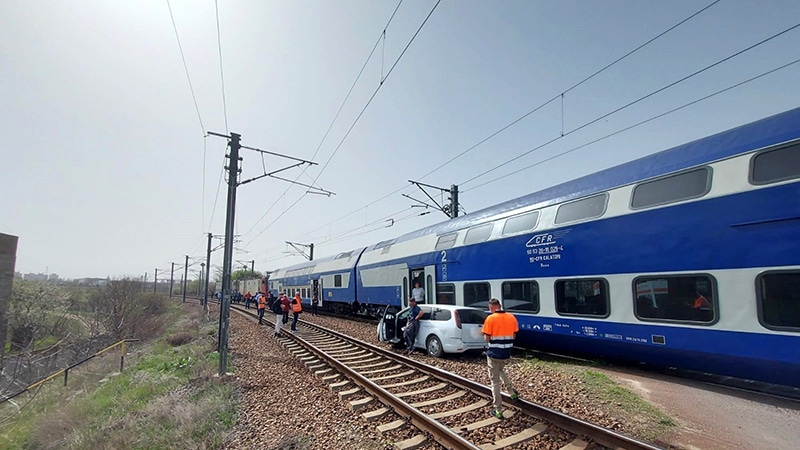 Un autoturism a fost lovit de tren în zona Cora Brătianu