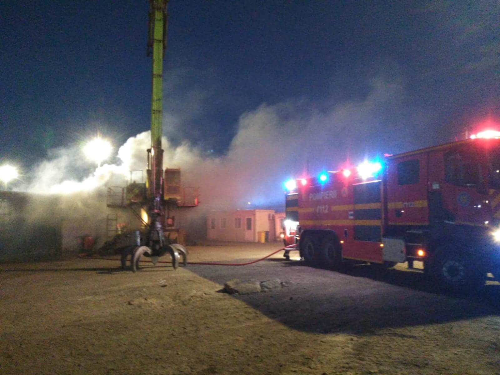 Garda de Mediu a amendat pentru poluare operatorul din Portul Constanța unde a luat foc magazia de uleiuri