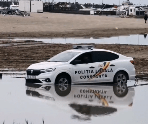 Comedia involuntară a doi polițiști locali: Încercarea de salvare mașinii pe plaja Modern