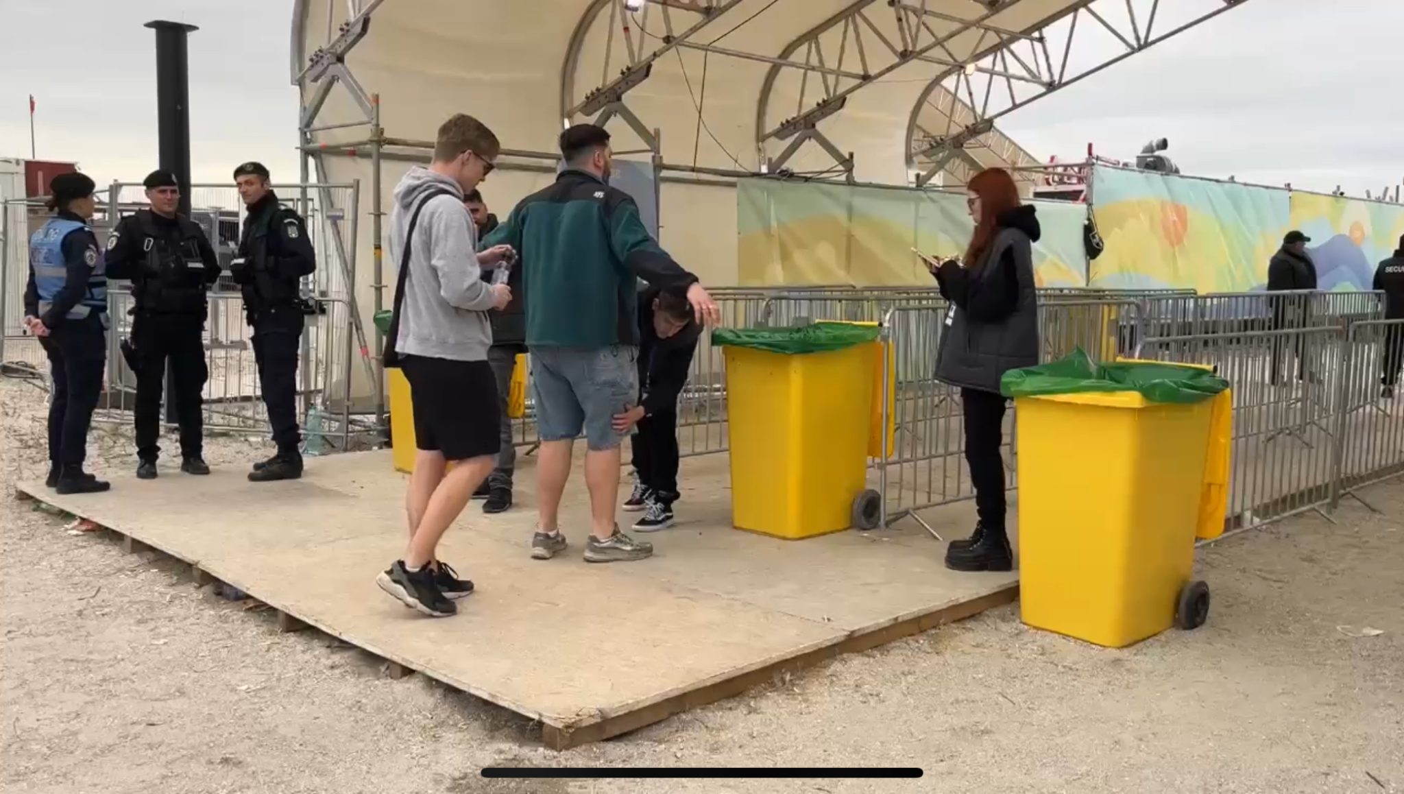 VIDEO: 8 persoane au fost depistate cu droguri la Festivalul Sunwaves