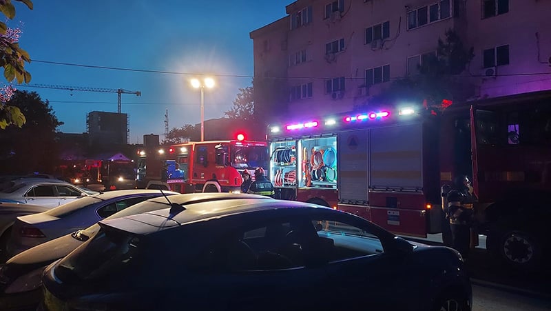 FOTO: Incendiu la parterul unui bloc de pe bulevardul 1 Mai. Mai multe persoane au fost evacuate