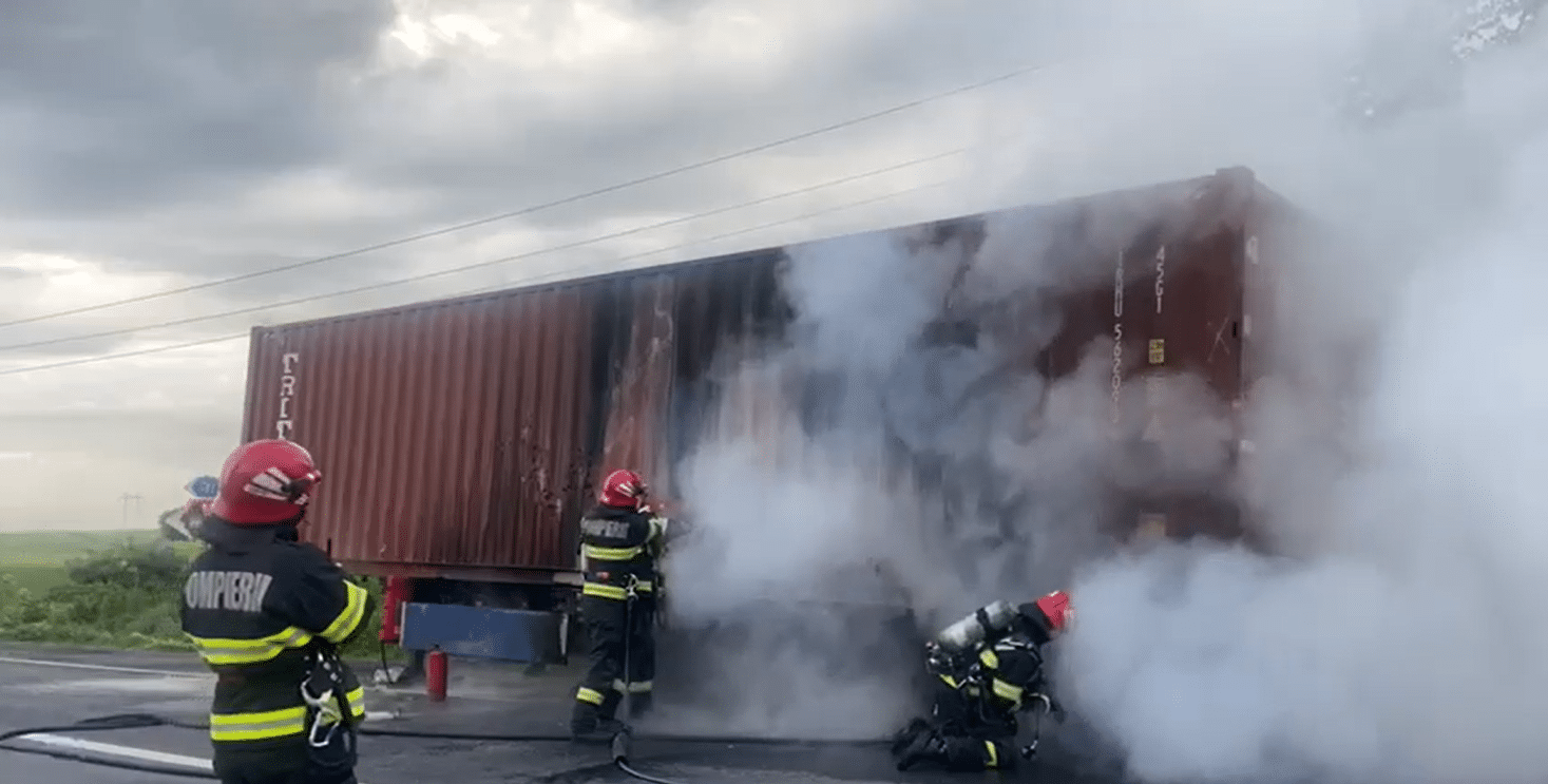 VIDEO: Pompierii tulceni au intervenit să stingă un incendiu izbucnit la remorca unui tir