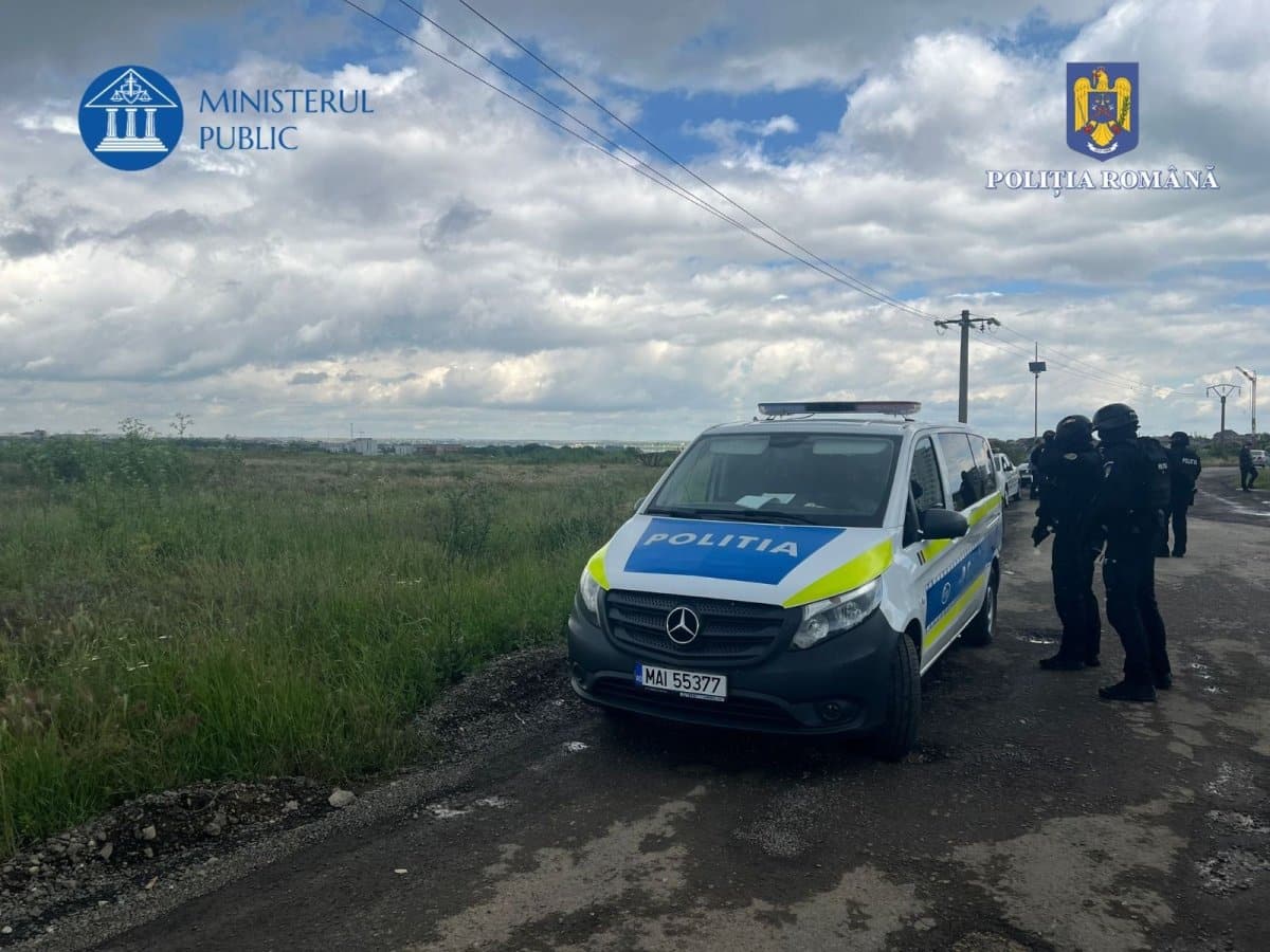 Deșeuri îngropate ilegal pe două terenuri din Constanța. Polițiștii au făcut mai multe percheziții