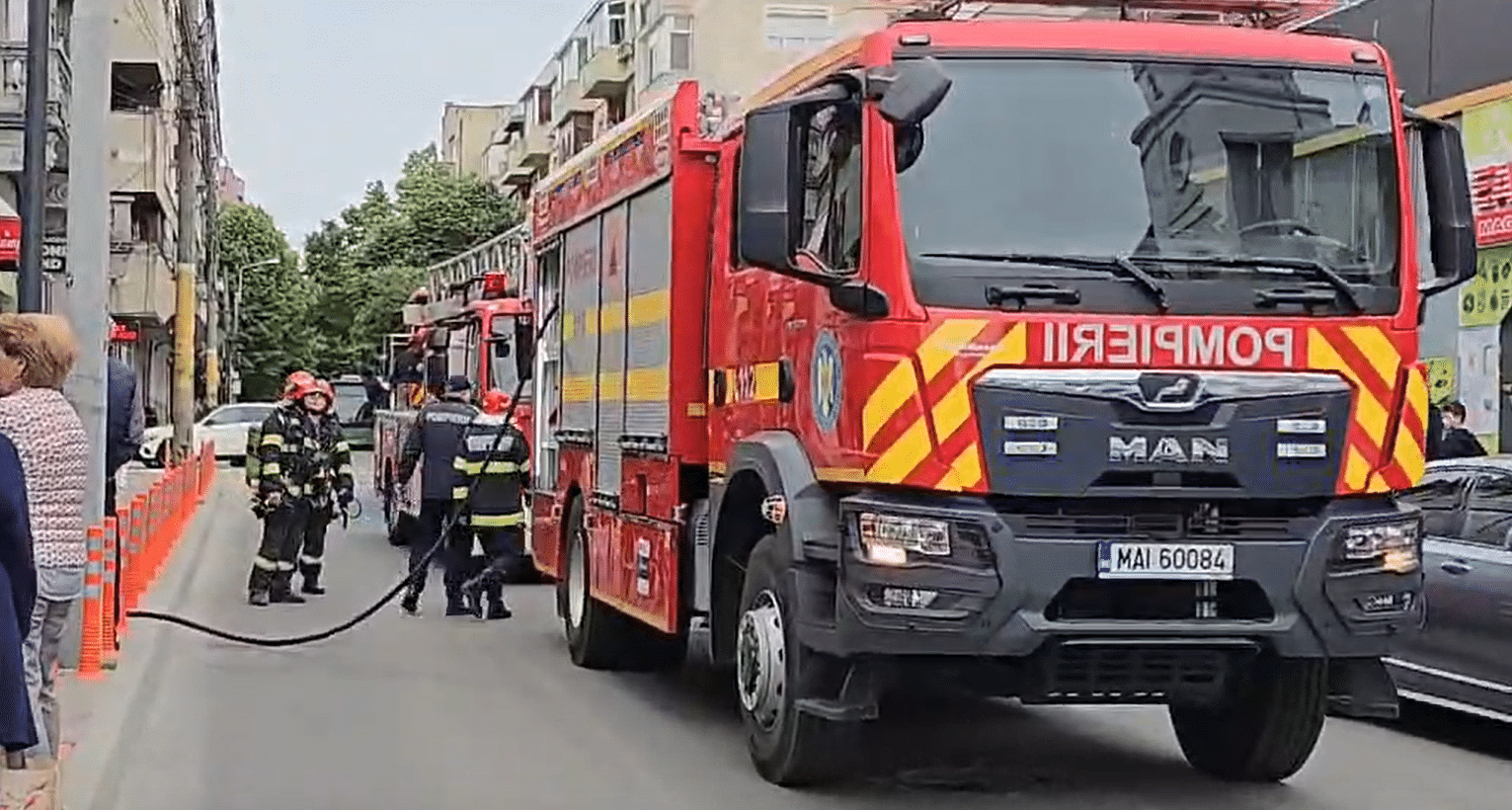 UPDATE: Alertă! Scara unui bloc de pe bulevardul Mamaia plină de fum