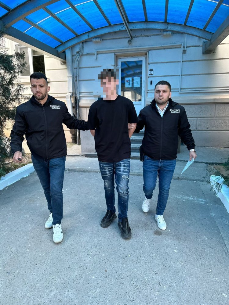 Tânăr de 18 ani reținut după ce a încercat să spargă un magazin și a condus fără permis