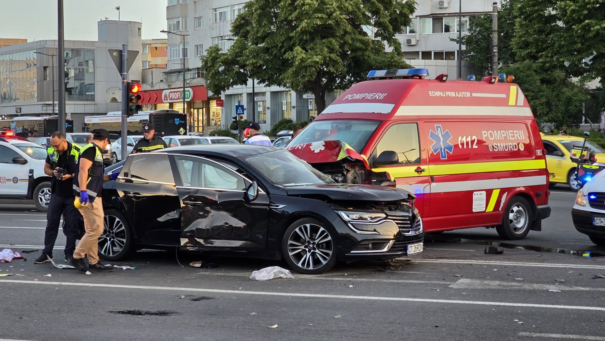 Accident rutier în zona Dacia: a fost implicată și o ambulanță SMURD