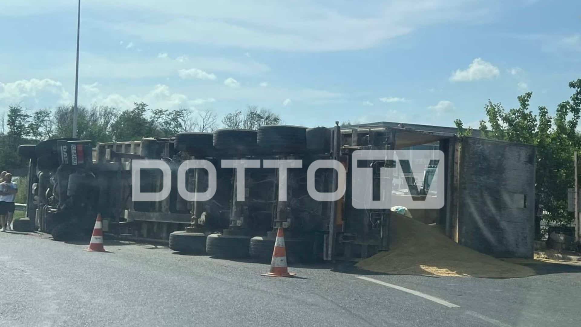 TIR încărcat cu cereale, răsturnat între Constanța și Valu lui Traian