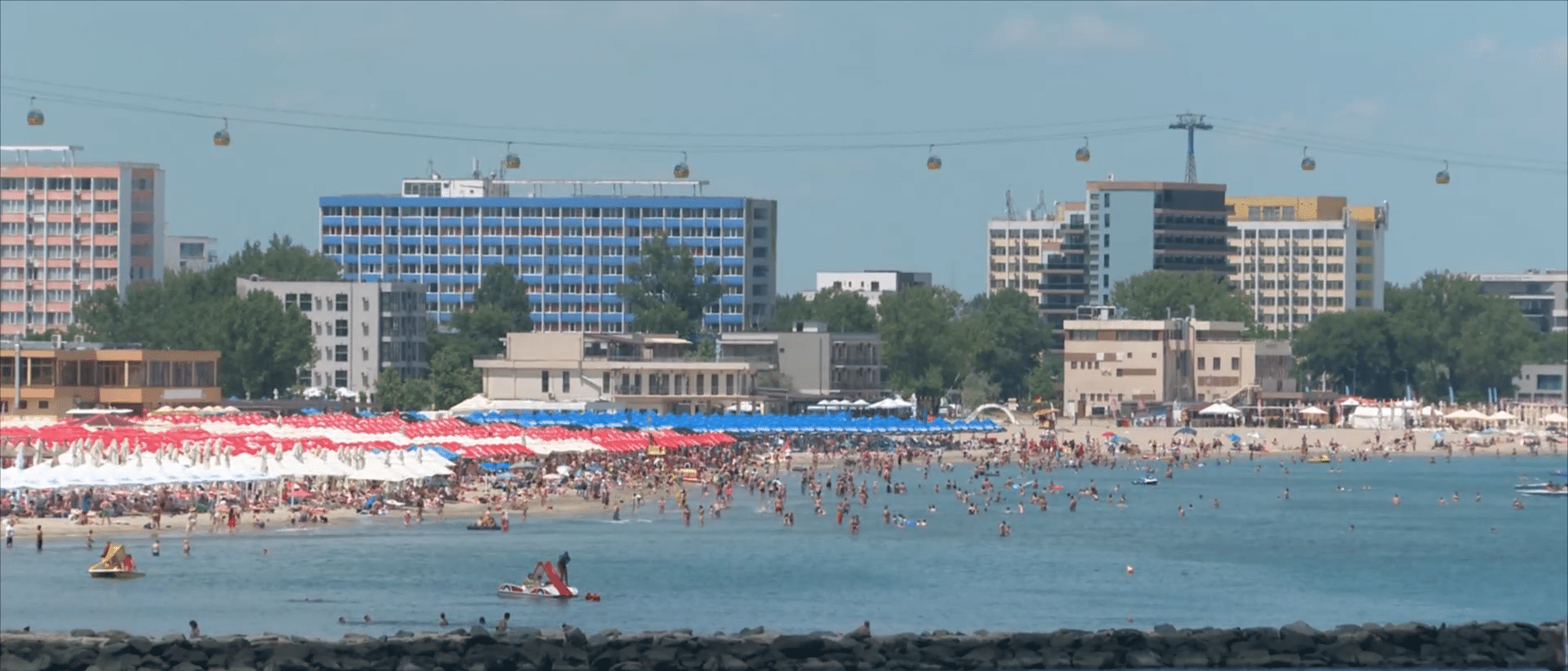 Prețurile mici și vremea frumoasă a adus turiștii pe litoral