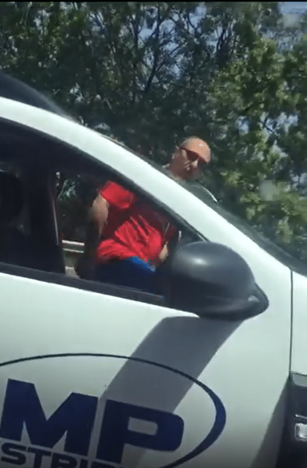 Mașină lovită cu pumnii, în trafic