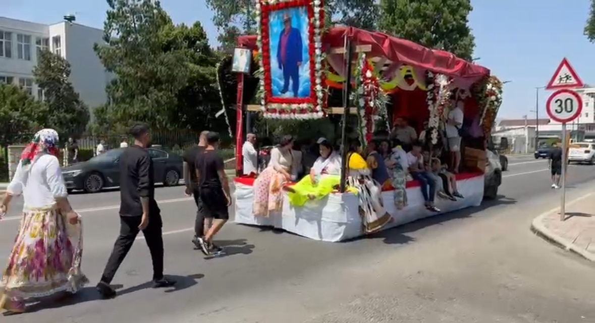 Imagini incredibile: cortegiu funerar cu lăutari surprins pe Șoseaua Mangaliei