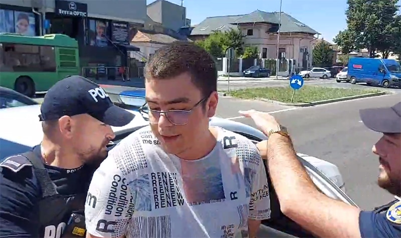Studentul care și-a incendiat profesorul a fost reținut pentru tentativă de omor