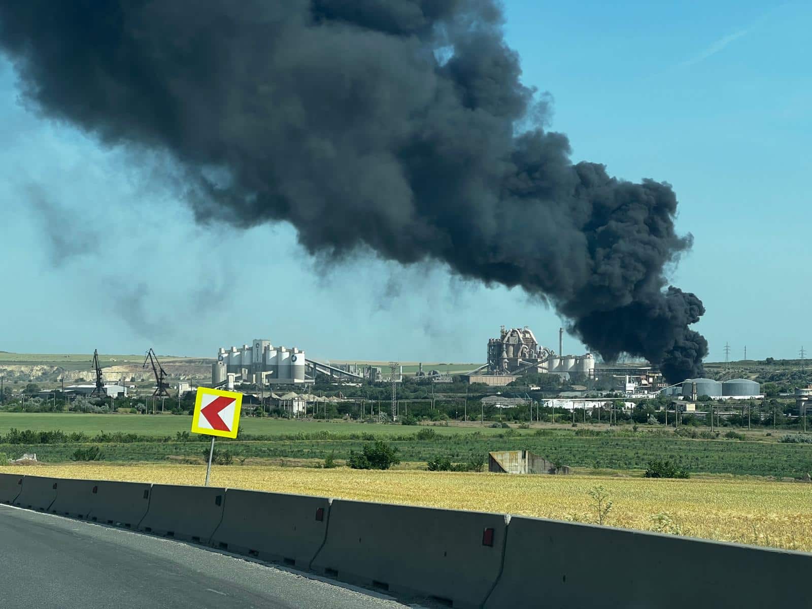 VIDEO: Incendiu masiv la fosta fabrica de ciment din Medgidia