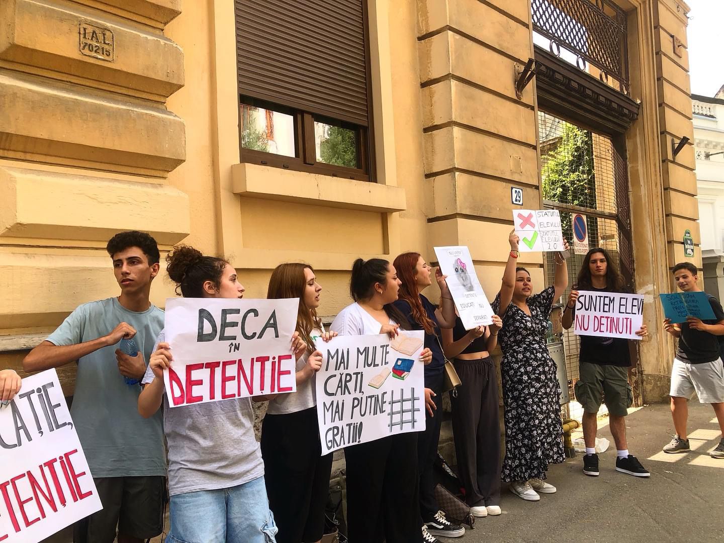Elevii au protestat la Ministerul Educației: “Vrem educație, nu detenție!”