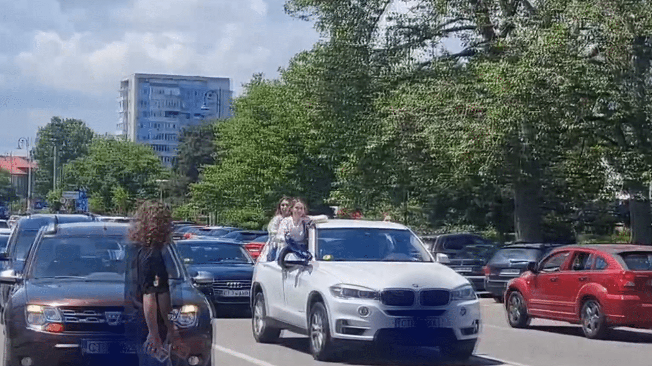Elevii din anii terminali de liceu defilează cu mașinile prin oraș