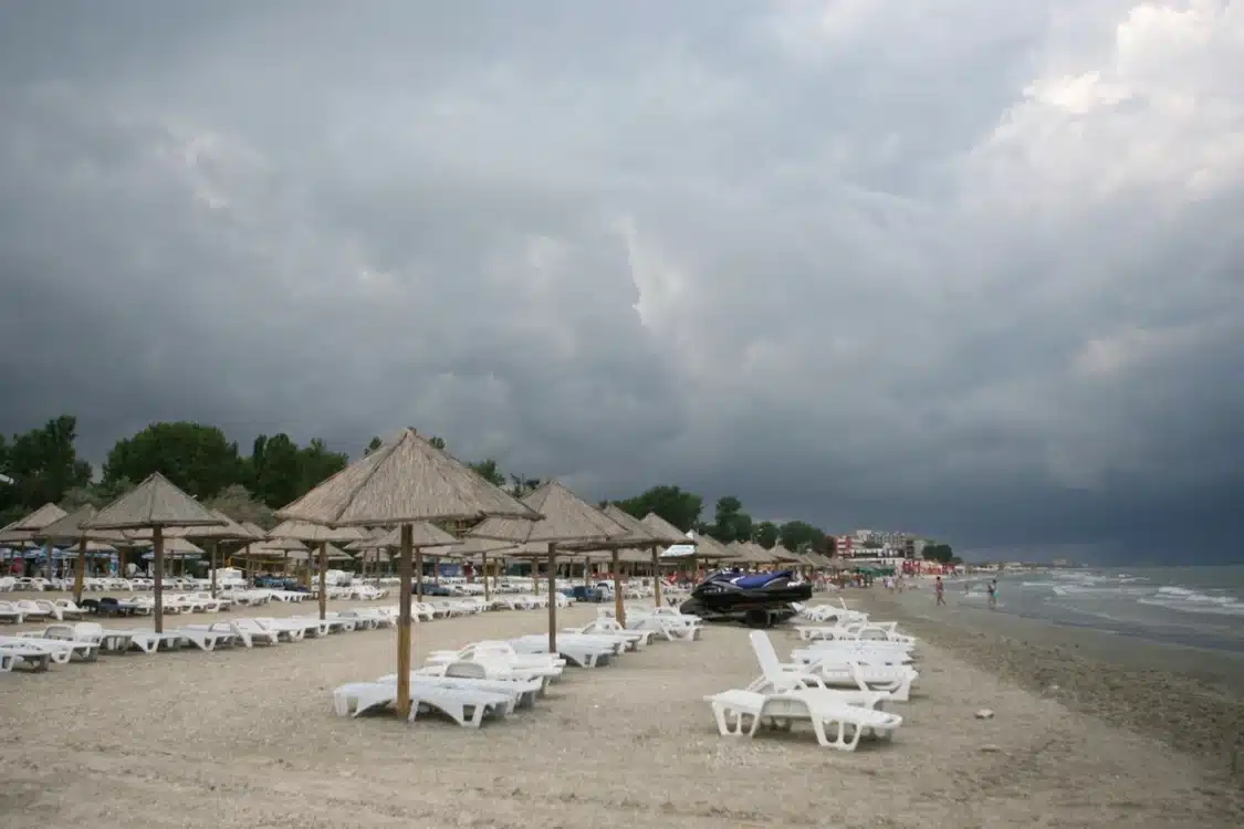 Caniculă și vijelii pe litoral