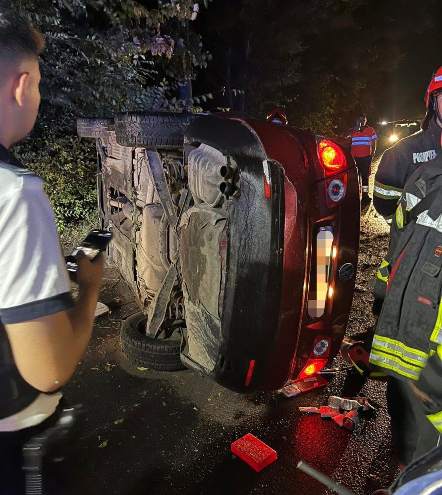 O mașină s-a răsturnat în sensul giratoriu din Cumpăna