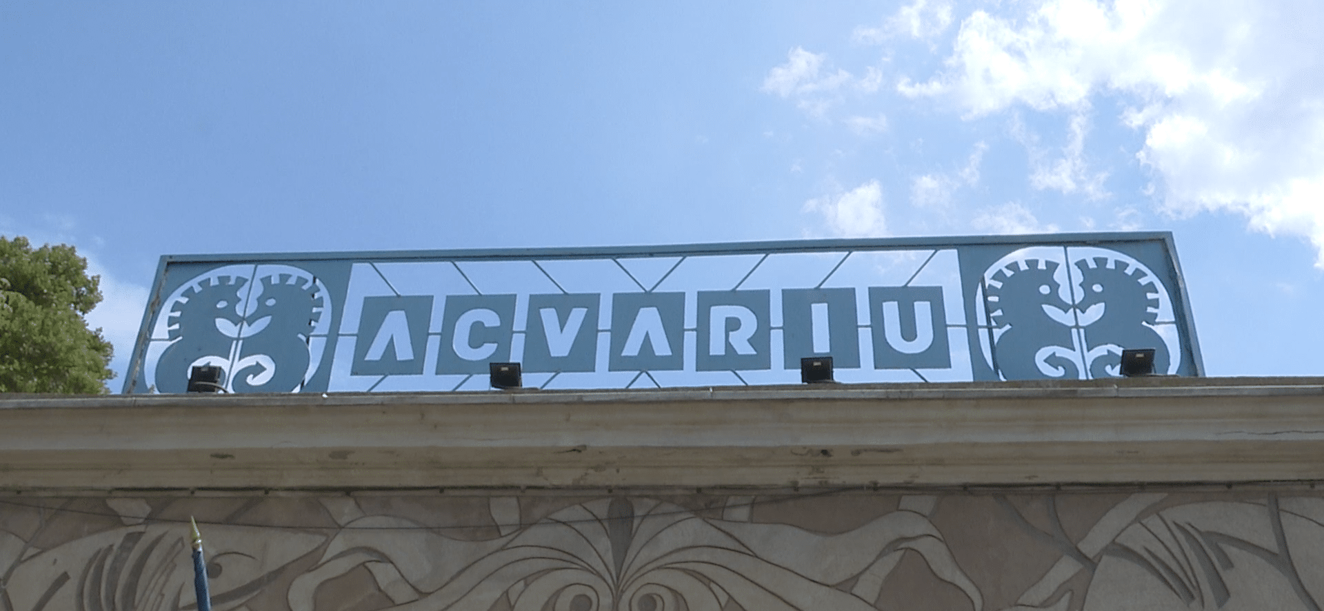 Acvariul cu lacătul pe ușă. Turiștii, dezamăgiți