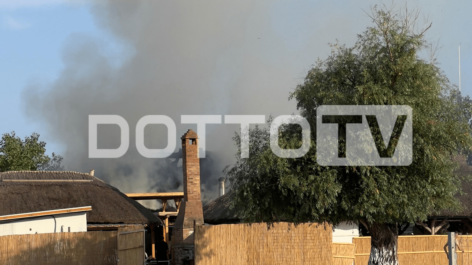 FOTO/VIDEO: Incendiu la o unitate de cazare turistică în apropiere de localitatea Jurilovca