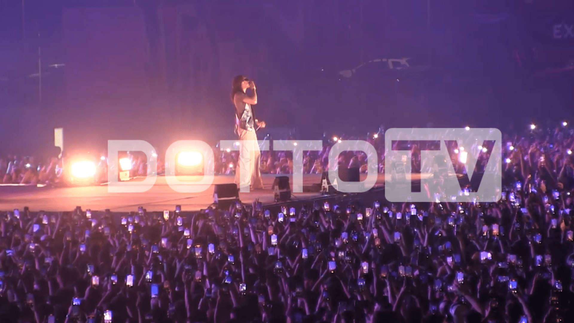 VIDEO: Wiz Khalifa  a fost ridicat de poliție după ce a fumat marijuana pe scena de la Beach Please