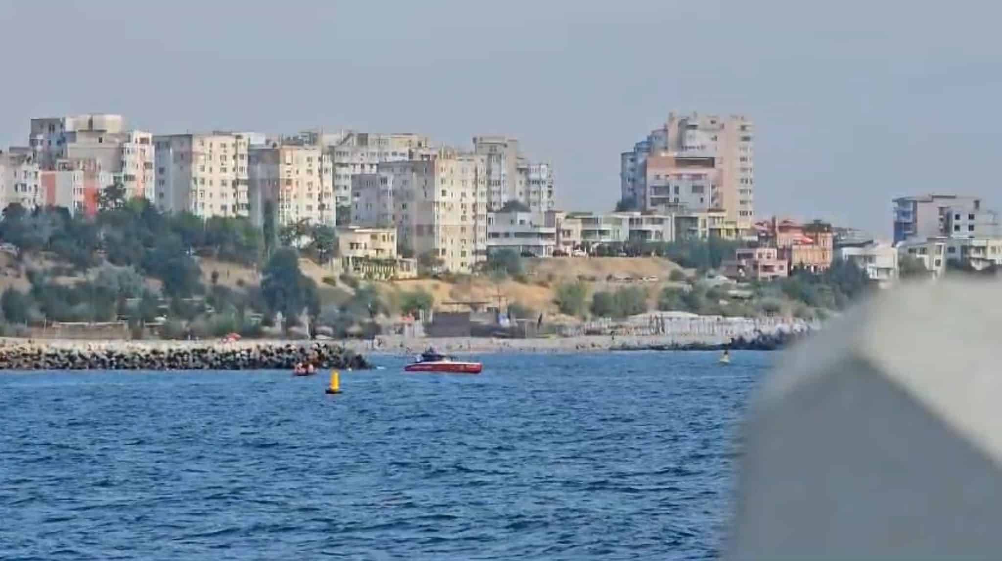 VIDEO: O persoană este căutată după ce a intrat în mare și nu a mai ieșit, în zona plajei Modern. Intervine si elicopterul SMURD