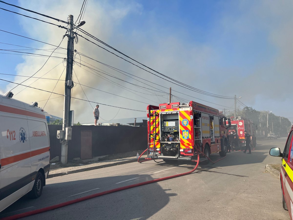 UPDATE: A fost activat planul ROȘU de intervenție! A luat foc acoperișul unui azil de bătrâni din Tulcea(FOTO/VIDEO)