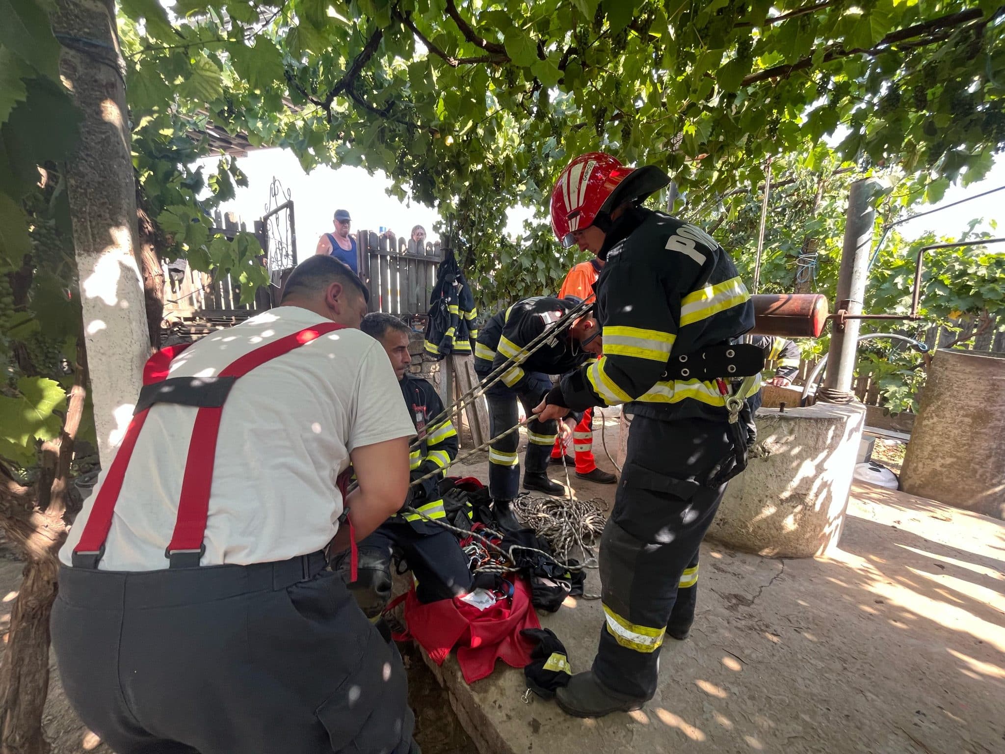 Bărbat de 57 de ani salvat de pompierii tulceni, după ce a căzut într-o fântână