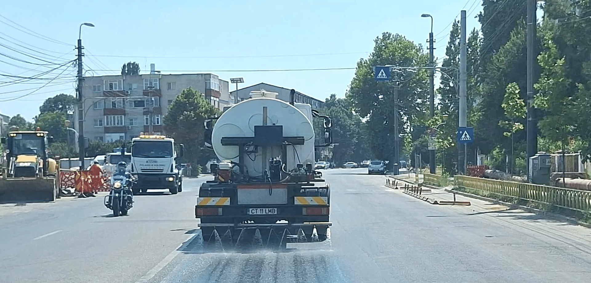 Bulevardele și străzile principale, stropite cu apă