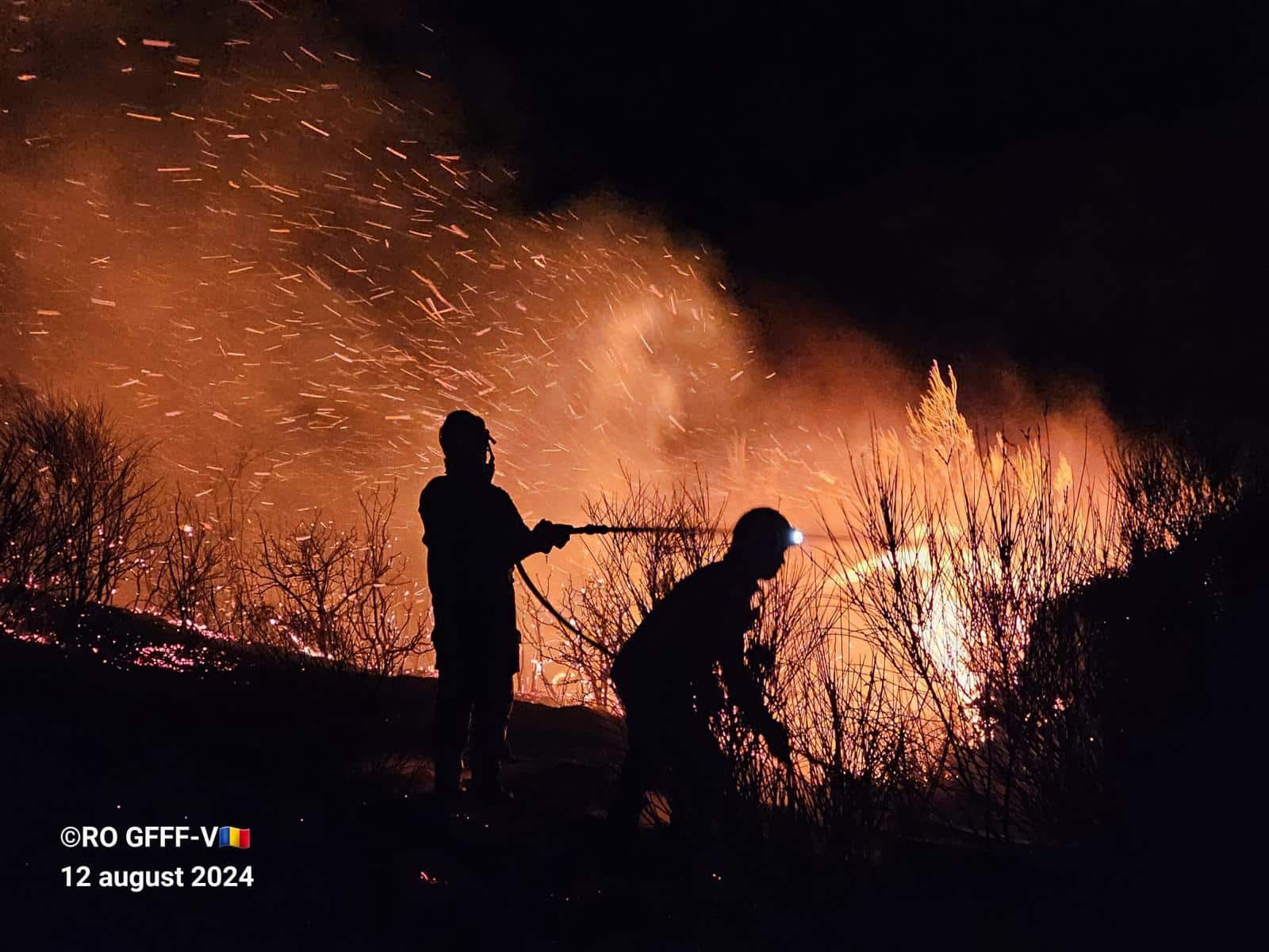 Pompierii români din Grecia au acționat și pe timpul nopții pentru stingerea incendiilor