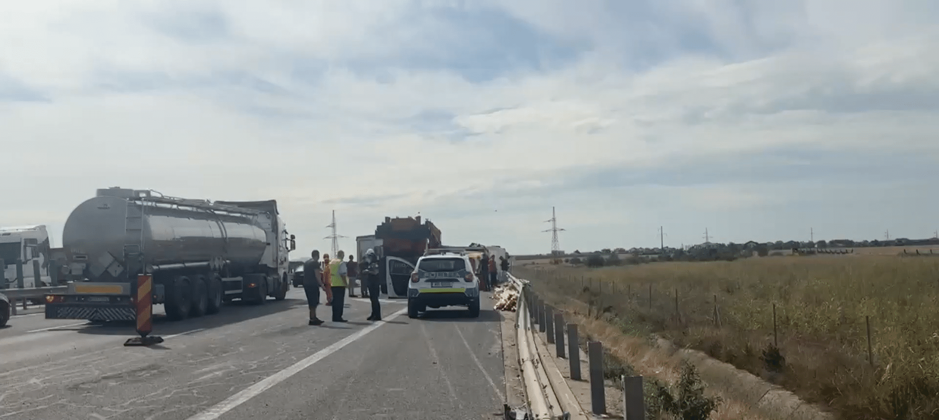 Tir răsturnat pe autostradă