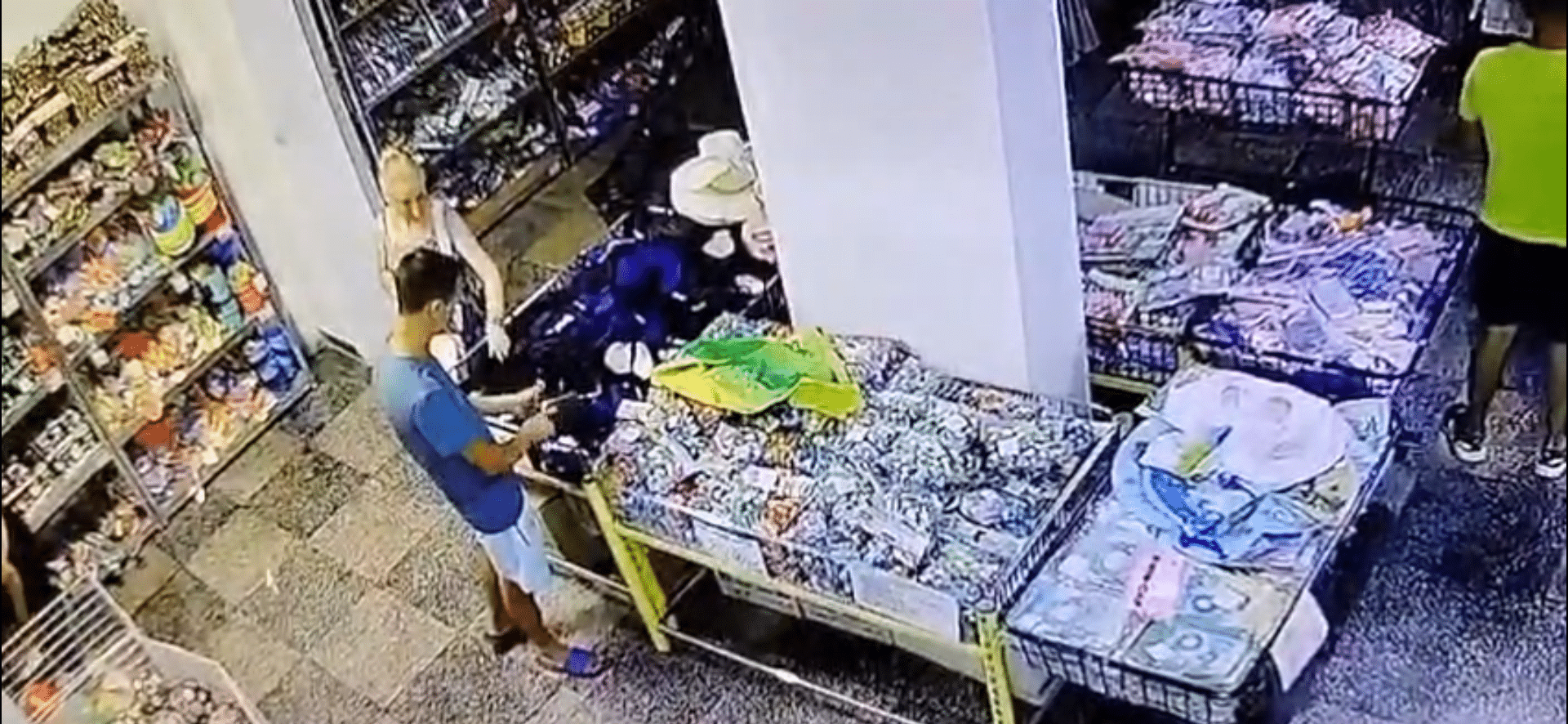 VIDEO: Un tânăr este căutat după ce a furat un portofel dintr-un magazin din Eforie Nord