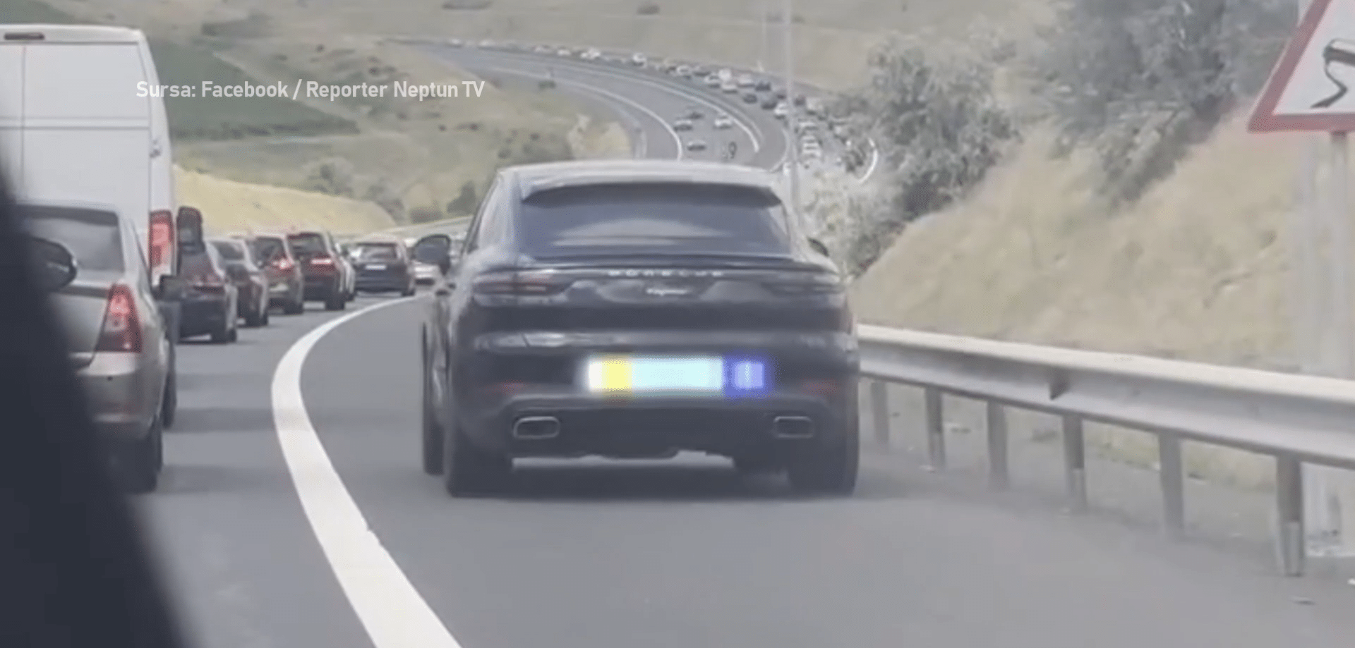Șoferi filmați în timp ce se deplasau pe banda de urgență