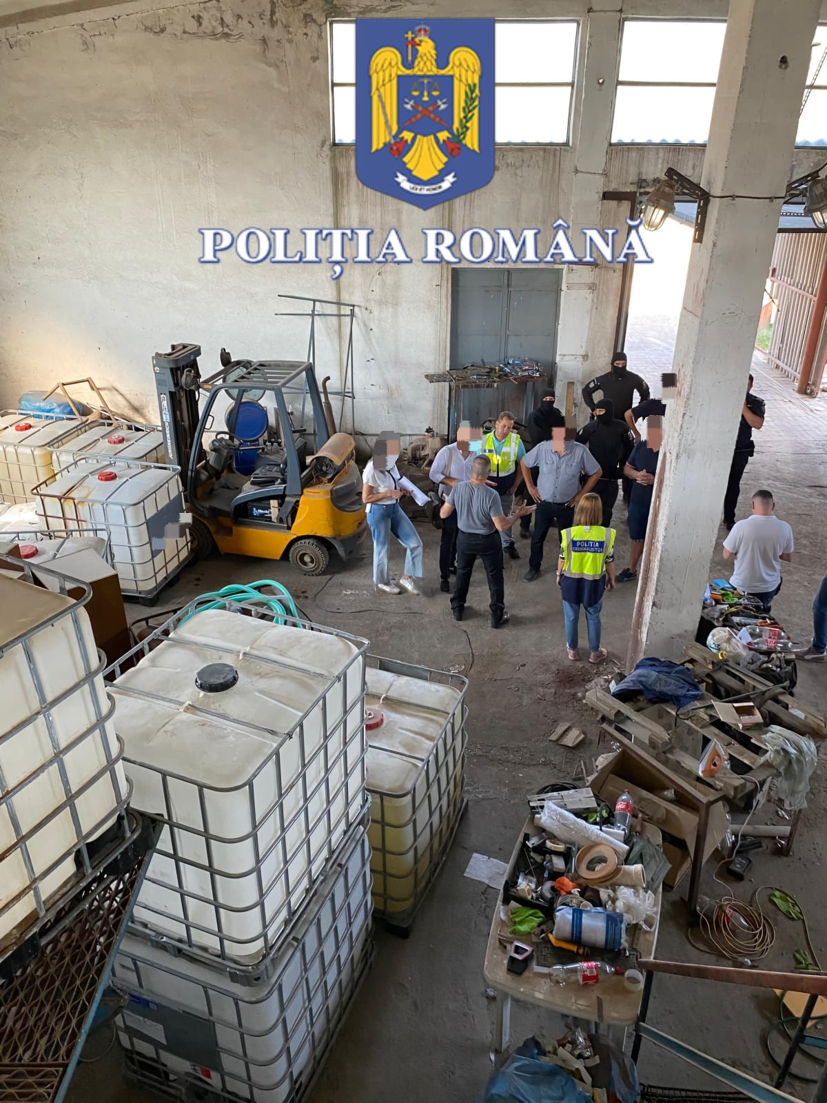 FOTO/VIDEO: Percheziții la sediul unei firme care deținea ilegal precursori de explozivi și substanțe periculoase