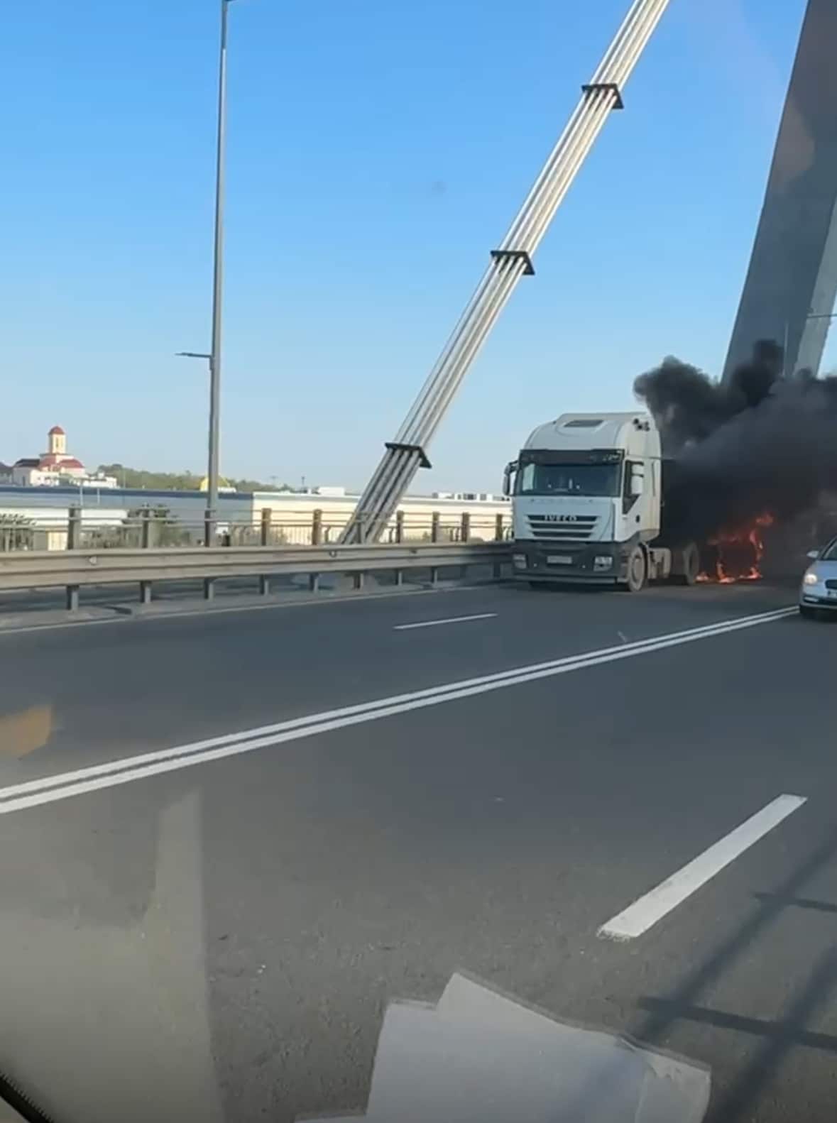 FOTO/VIDEO: Un tir încărcat cu piatră a luat foc pe podul de la Agigea