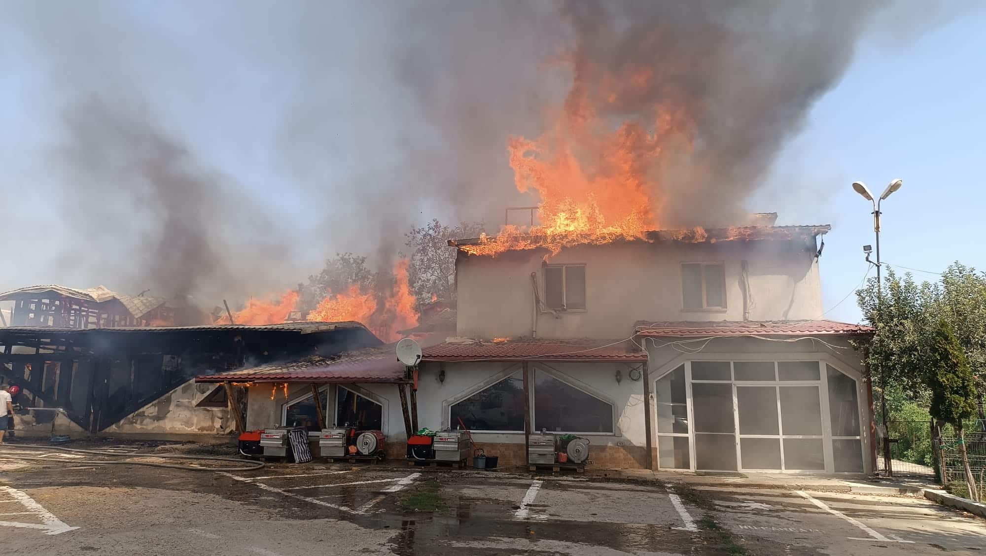 UPDATE. Incendiu la o casă din Cuza Vodă: o persoană imobilizată în casă