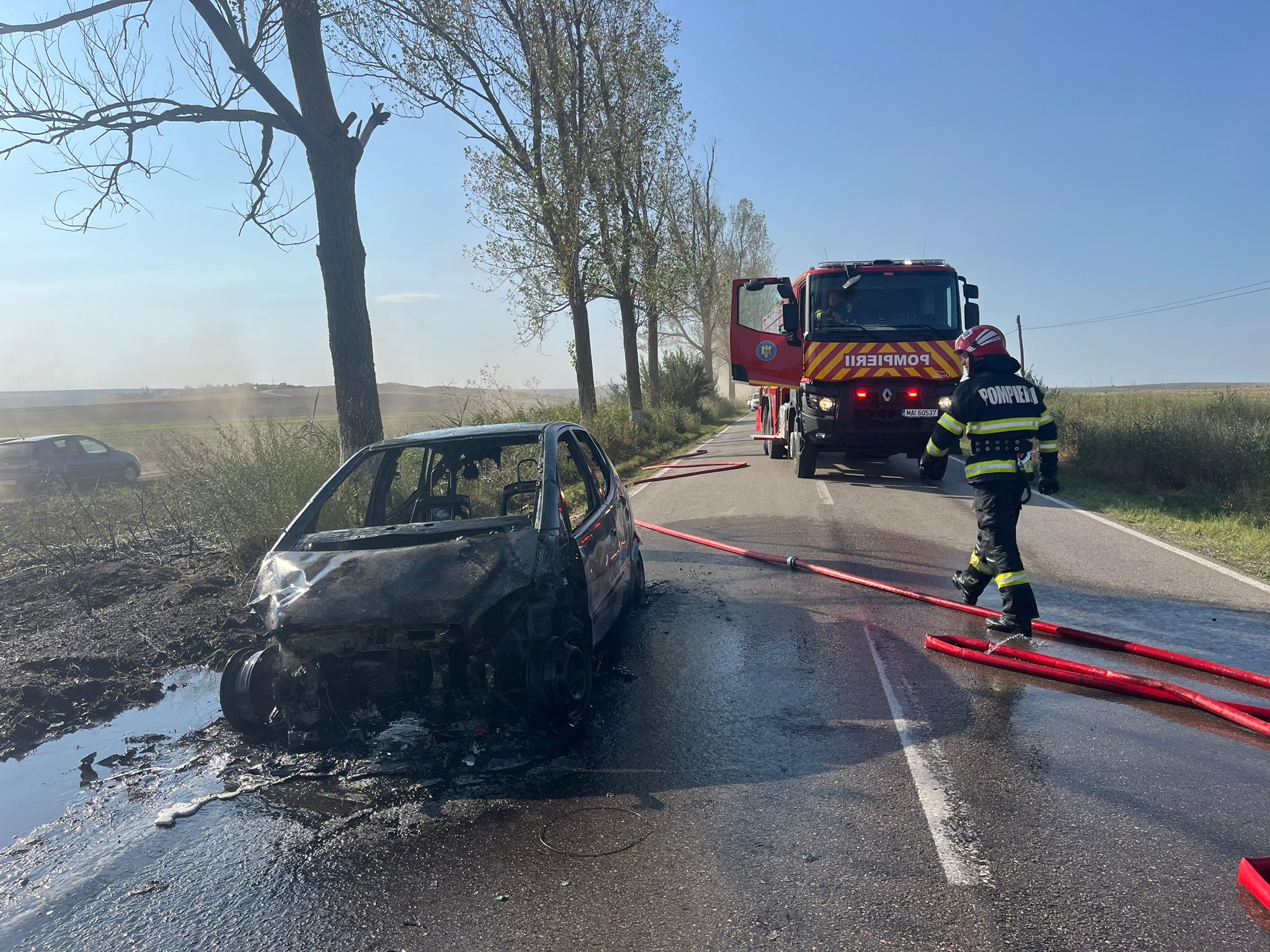 VIDEO: Autoturism în flăcări, la ieșire din municipiul Tulcea spre Agighiol