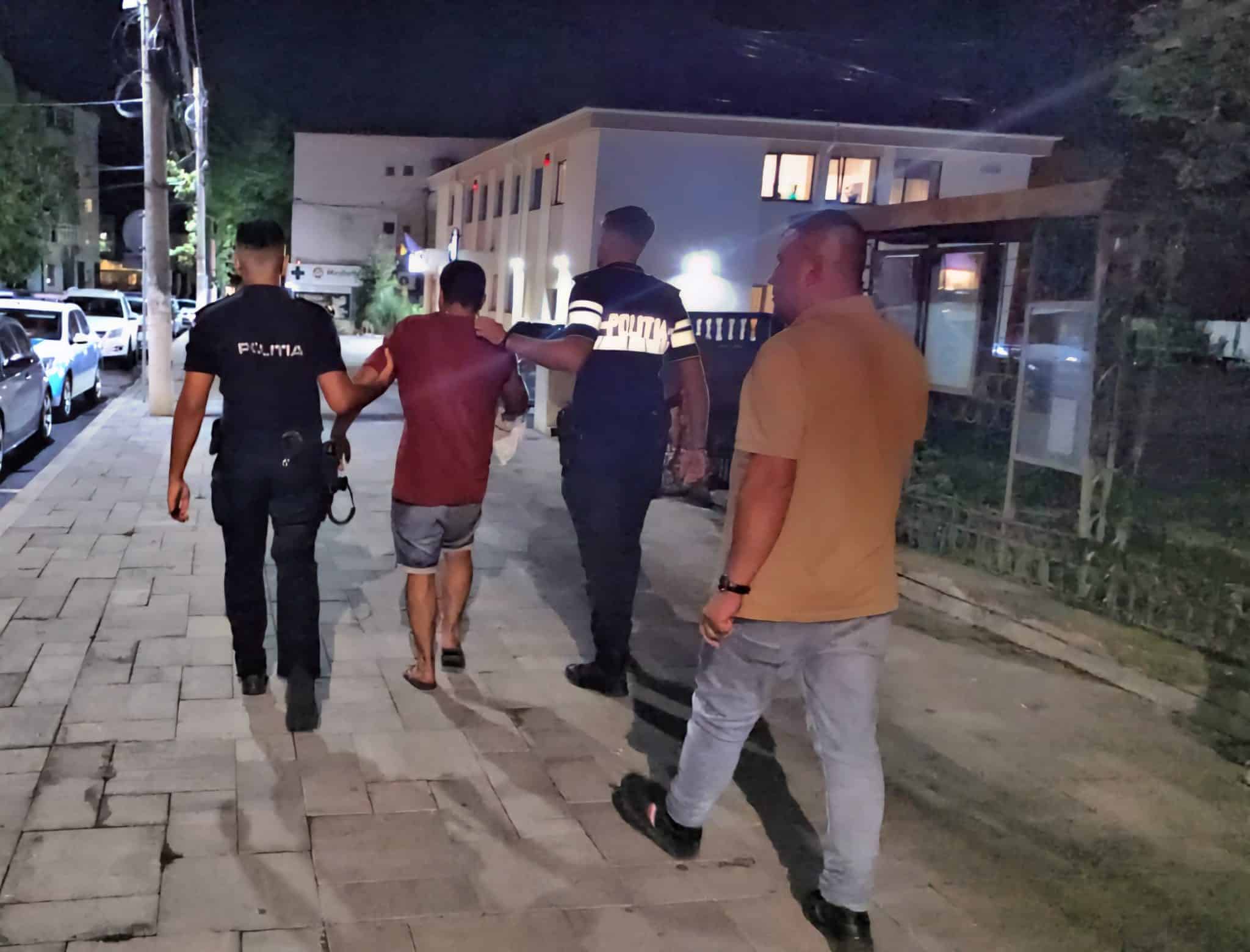 Trei bărbați reținuți pentru mai multe infracțiuni, printre care loviri sau alte violențe și violare de domiciliu