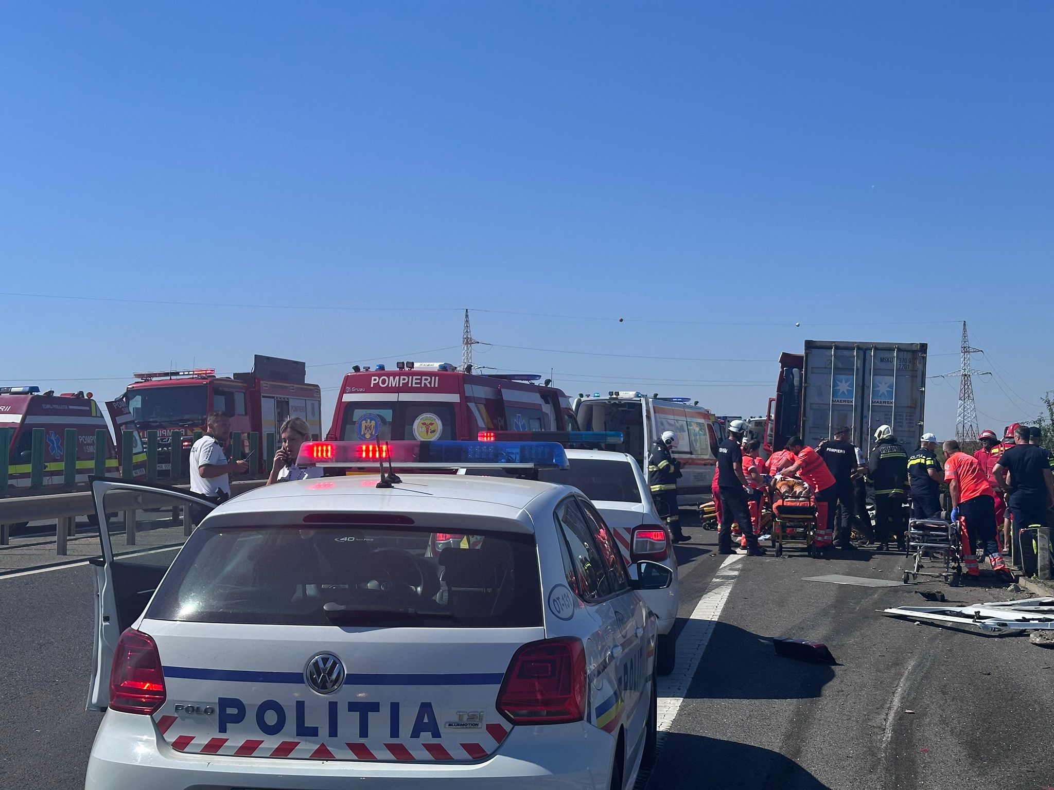 A fost activat Planul Roșu! Accident grav pe Autostrada A4, între un microbuz și un TIR