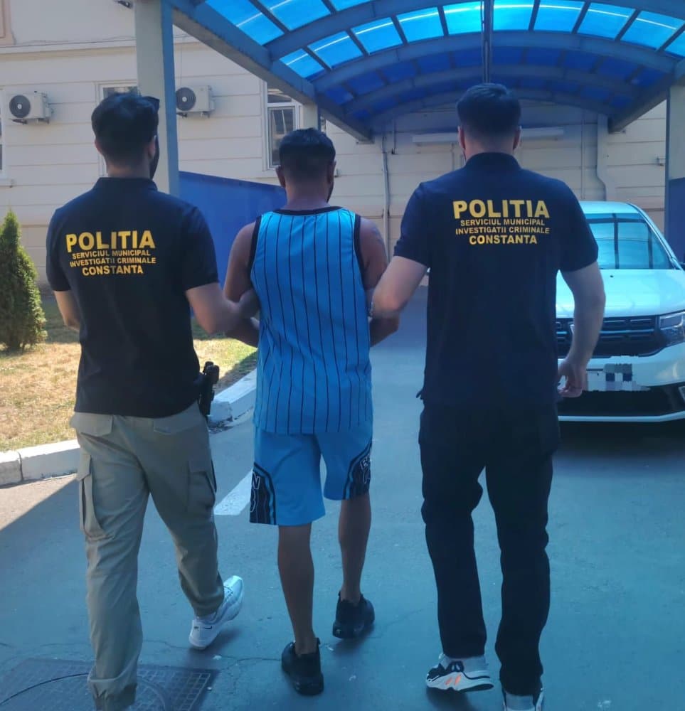 Un bărbat a fost arestat după ce a atacat și tâlhărit o persoană pe stradă