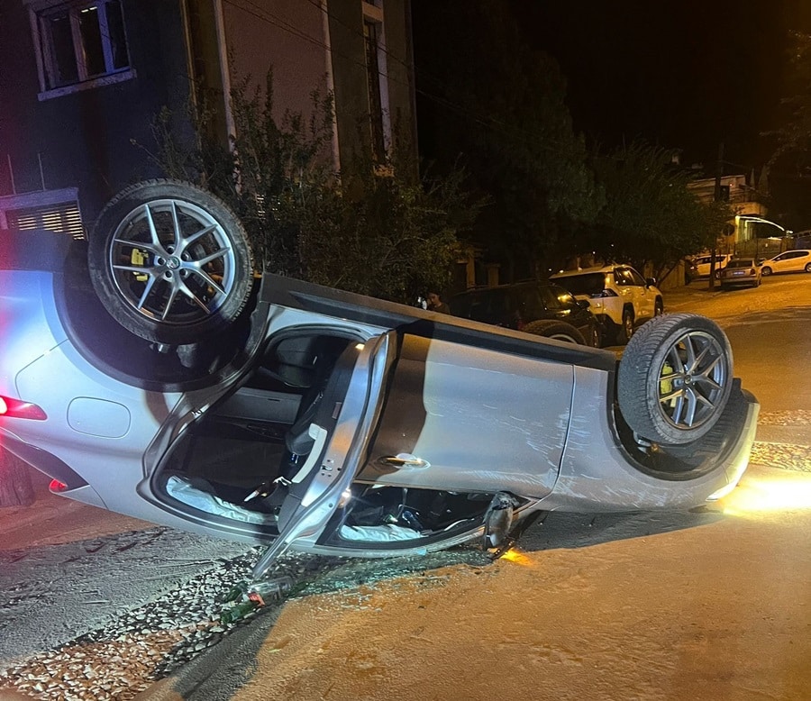 Un bărbat băut s-a răsturnat cu mașina pe o stradă din Constanța