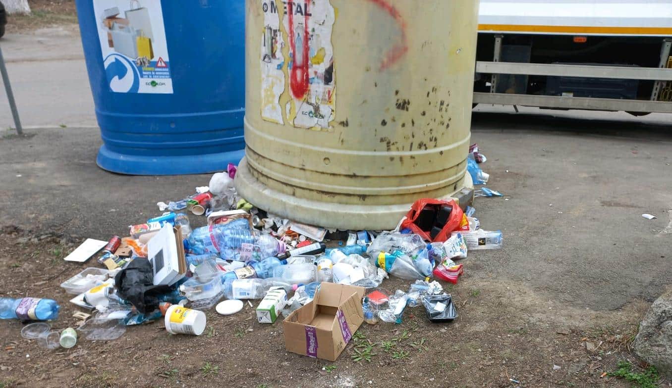 Containerele din municipiul Constanța, vandalizate de cei care obțin venituri din ambalaje returnabile 