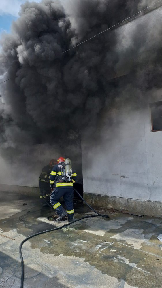 Incendiu la un depozit din Costinești. A fost emis mesaj RO-ALERT