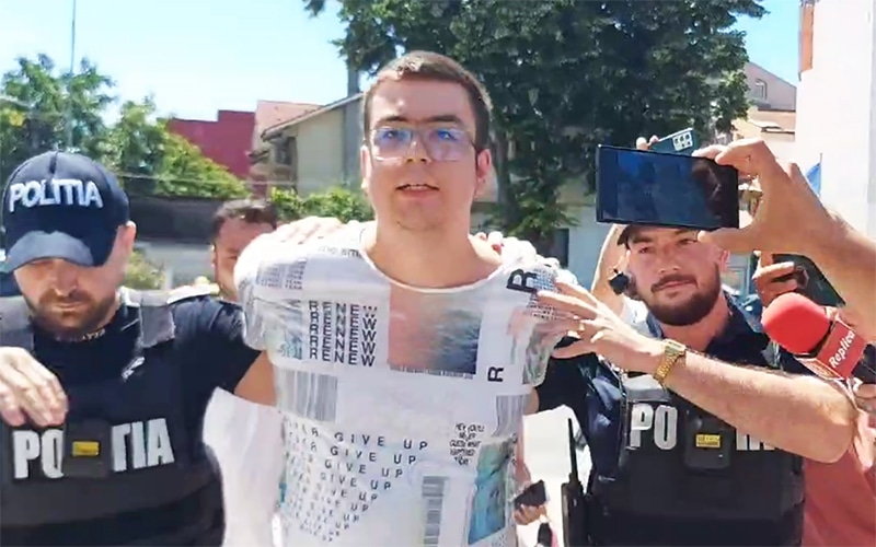 Studentul care și-a incendiat profesorul rămâne în arest pentru încă 30 de zile