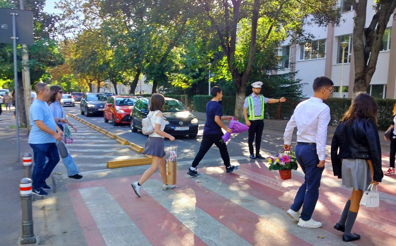 Polițiștii locali alături de elevi, la debutului noului an școlar