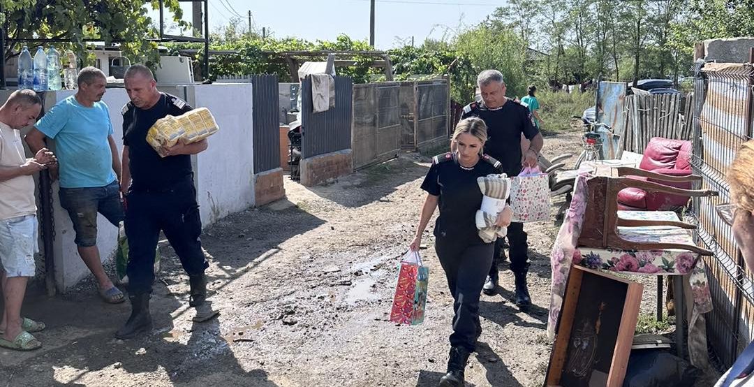 Pompierii constănțeni s-au întors în localitatea Amzacea, cu ajutoare pentru copii și bătrâni